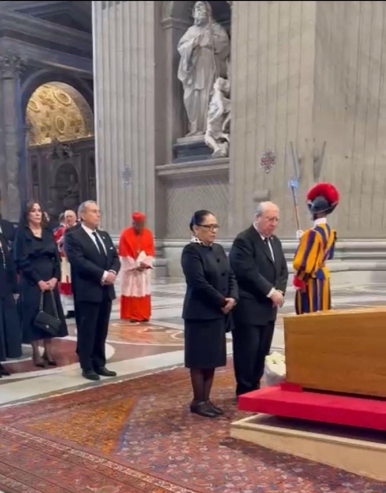 La secretaria de Gobernación, Rosa Icela Rodríguez, rinde honores fúnebres al papa Francisco. Créditos: Segob.