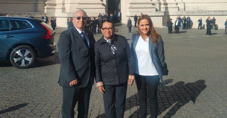 La secretaria de Gobernación, Rosa Icela Rodríguez, Clara Luz Flores y Alberto Barranco llevaron las condolencias del pueblo de México al funeral del papa Francisco. Créditos: Segob