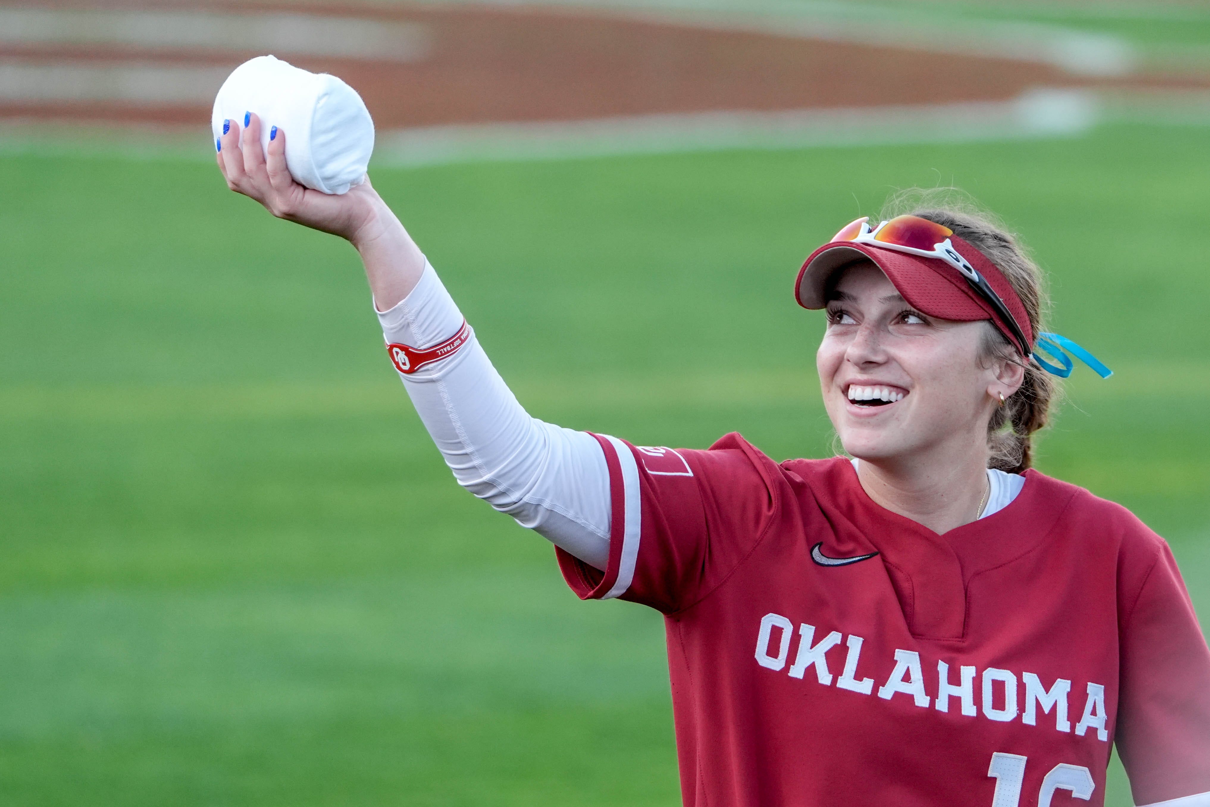 OU softball rallies late at LSU to extend win streak to 22 games