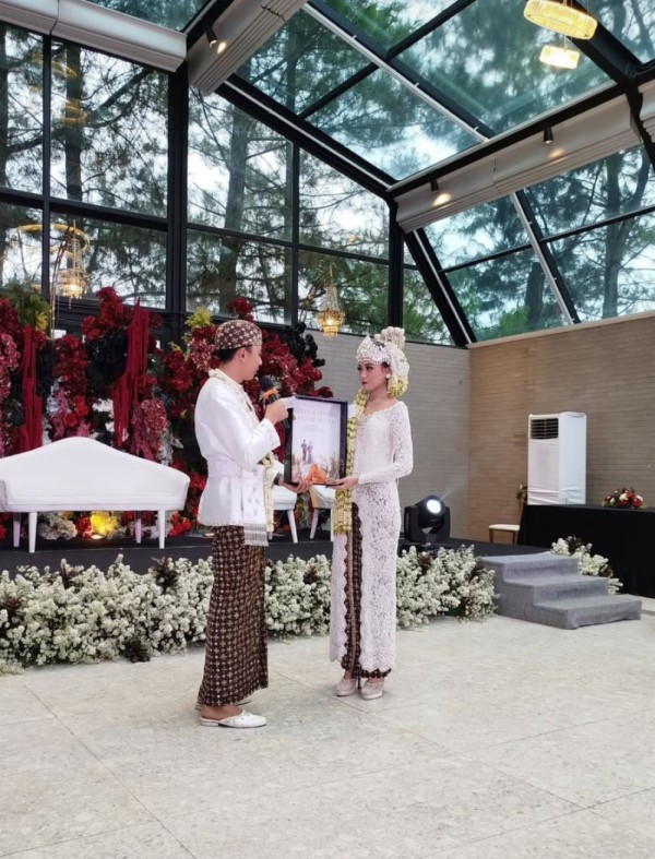 7 Inspirasi Dekorasi Pernikahan Fajar Nugra: Elegan dengan Nuansa Merah dan Hitam 7 Inspirasi Dekorasi Pernikahan Fajar Nugra: Elegan dengan Nuansa Merah dan Hitam