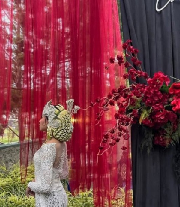 7 Inspirasi Dekorasi Pernikahan Fajar Nugra: Elegan dengan Nuansa Merah dan Hitam 7 Inspirasi Dekorasi Pernikahan Fajar Nugra: Elegan dengan Nuansa Merah dan Hitam