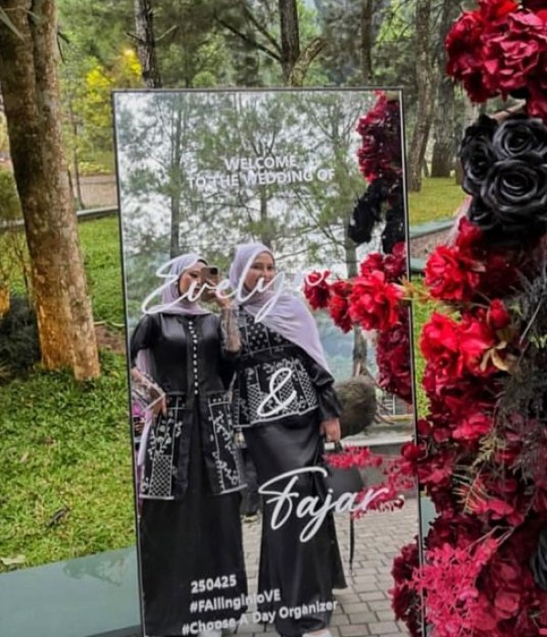 7 Inspirasi Dekorasi Pernikahan Fajar Nugra: Elegan dengan Nuansa Merah dan Hitam 7 Inspirasi Dekorasi Pernikahan Fajar Nugra: Elegan dengan Nuansa Merah dan Hitam