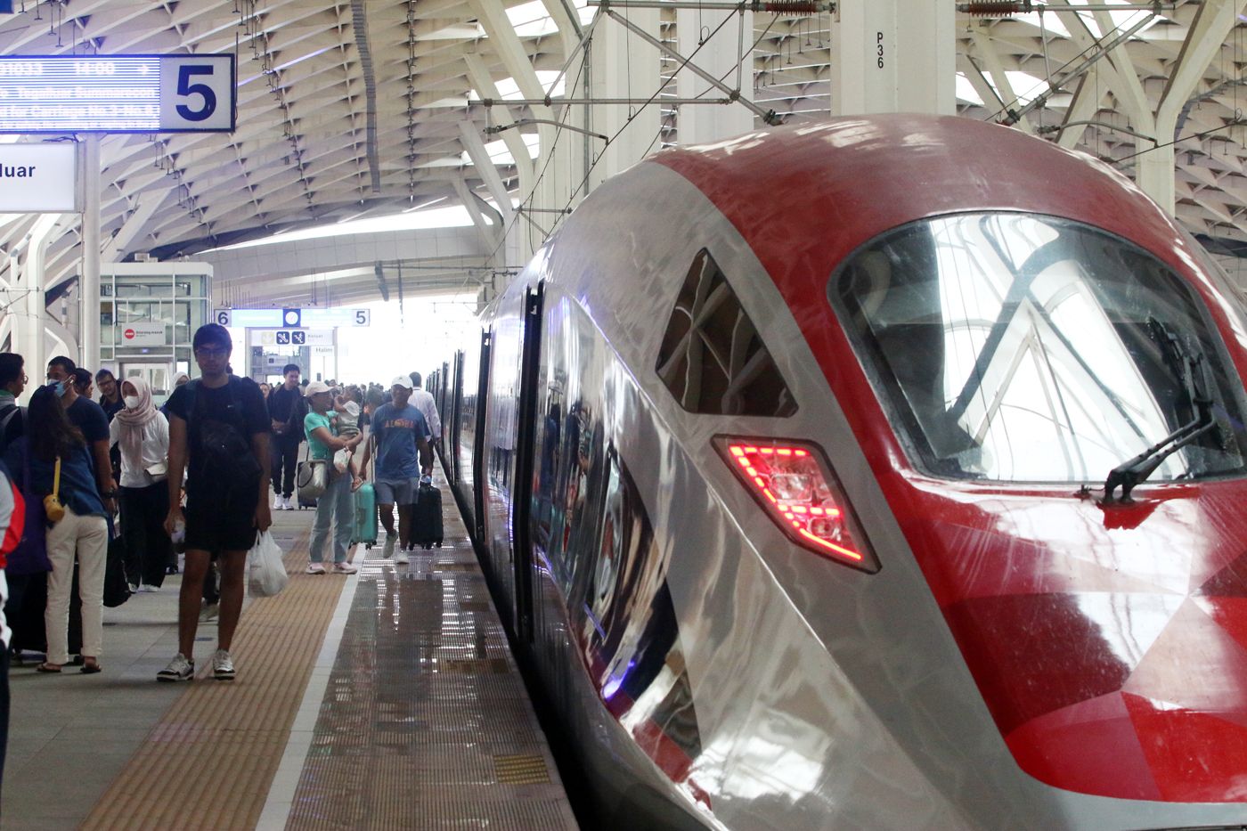 Wisatawan Malaysia Mendominasi Penumpang Kereta Cepat Whoosh hingga 2025