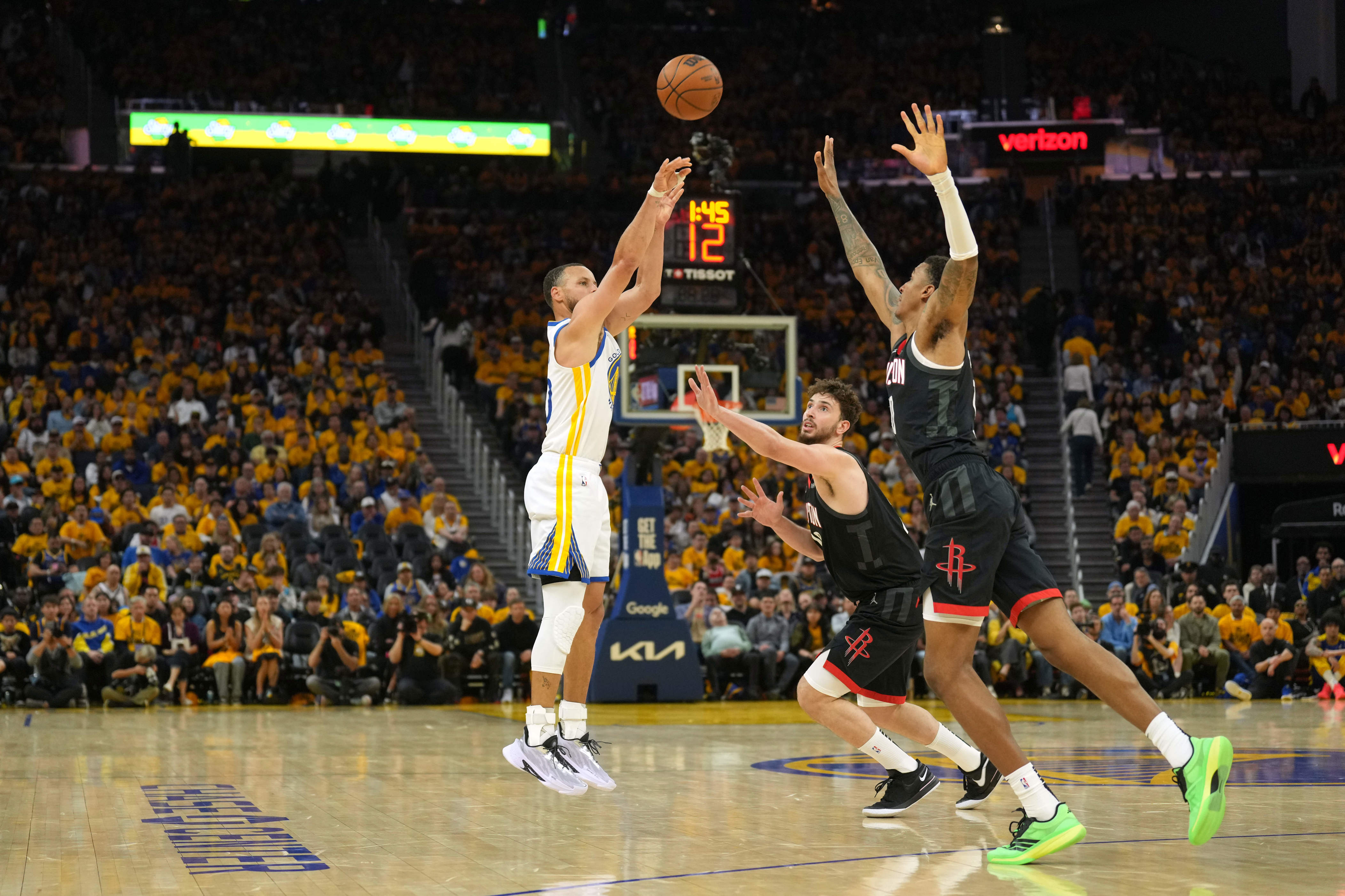 Steph Curry helps lift Warriors past Rockets in Game 3 to take 2-1 ...