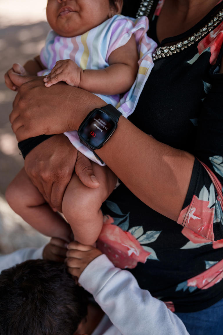 Cristina lleva el brazalete de rastreo que le colocó el servicio de inmigración y aduanas.