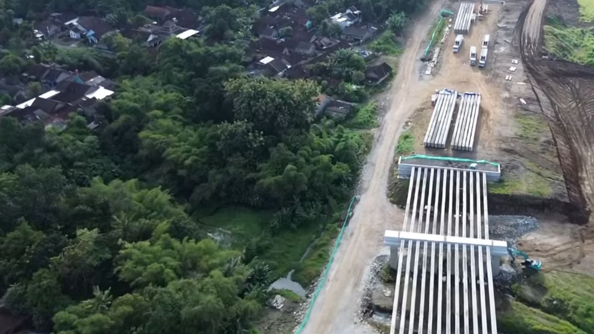 Proyek Tol Jogja-Solo Tlogoadi-Mlati Sleman: Puluhan Balok Girder Siap Terpasang