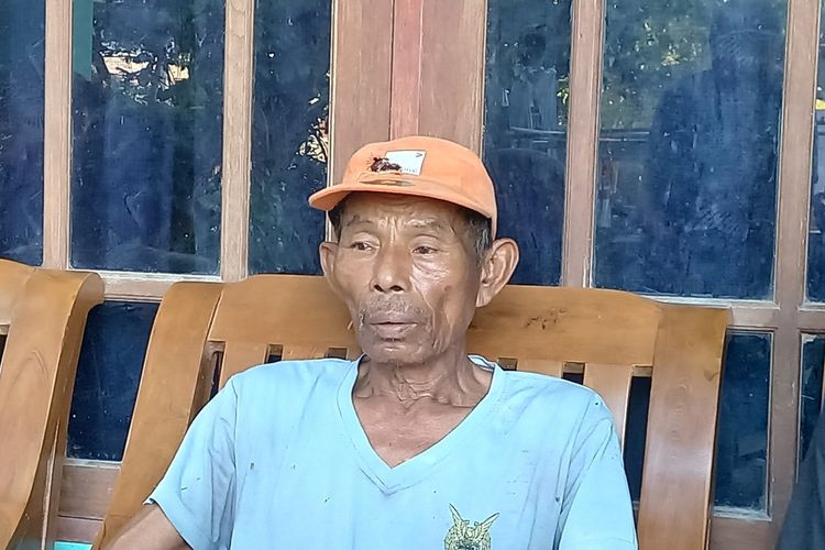 Mbah Tupon saat ditemui di rumahnya setelah cari pakan ternak, Sabtu (26/4/2025)