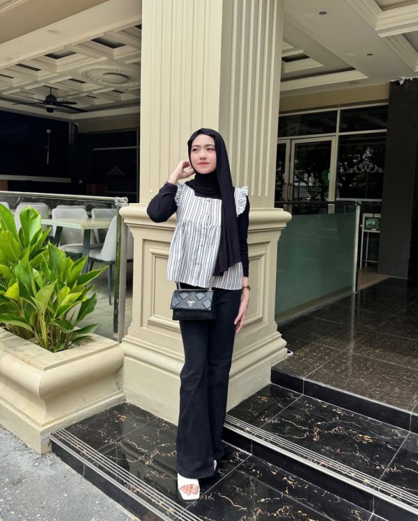Jika ingin penampilan yang sederhana namun tetap ceria, cobalah kombinasi antara inner top dan flare pants berwarna hitam total dengan outer bertekstur garis-garis seirama Jika ingin penampilan yang sederhana namun tetap ceria, cobalah kombinasi antara inner top dan flare pants berwarna hitam total dengan outer bertekstur garis-garis seirama
