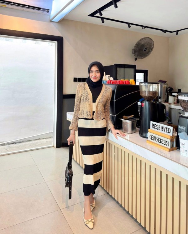 Mode slim fit aktif! Tampil gagah dengan tambahan jaket bercorak rajut cokelat, padu-padankan dengan gaun ketat bertekstur rajut yang memiliki motif garis hitam putih. Mode slim fit aktif! Tampil gagah dengan tambahan jaket bercorak rajut cokelat, padu-padankan dengan gaun ketat bertekstur rajut yang memiliki motif garis hitam putih.