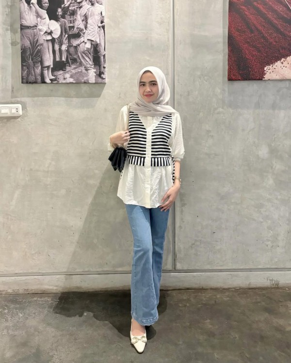 Mode pola garis aktifkan! Dimulai dengan kemeja putih yang menampilkan luaran vest beraksen motif garis. Sangat santai ketika dikombinasikan dengan celanaflare jeans. Mode pola garis aktifkan! Dimulai dengan kemeja putih yang menampilkan luaran vest beraksen motif garis. Sangat santai ketika dikombinasikan dengan celanaflare jeans.