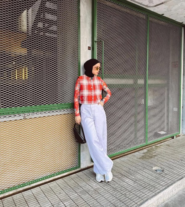 engan memilih celana berwarna putih, kemeja pendek bergaya tartan yang mengingatkan pada apel manis, menggunakan jilbab dalam nuansa hitam, membawa tas tangan sejenis dengan warna serupa serta sneaker di bagian kakinya engan memilih celana berwarna putih, kemeja pendek bergaya tartan yang mengingatkan pada apel manis, menggunakan jilbab dalam nuansa hitam, membawa tas tangan sejenis dengan warna serupa serta sneaker di bagian kakinya