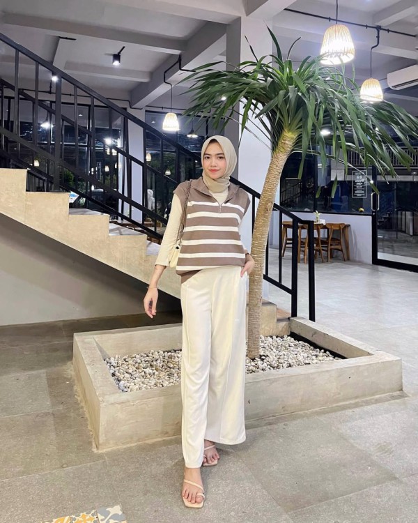 Celana dalam dan culottes berwarna putih sempurna dengan luaran bermotif garis putih pada atasan tanpa lengan bernuansa cokelat. Nuansa earth tone yang ringan dan gaya Celana dalam dan culottes berwarna putih sempurna dengan luaran bermotif garis putih pada atasan tanpa lengan bernuansa cokelat. Nuansa earth tone yang ringan dan gaya