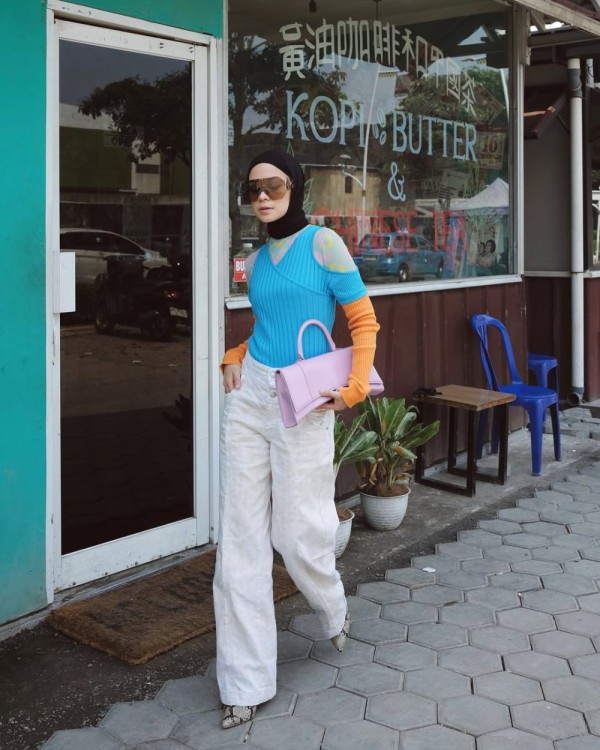 Tampil lebih modis dengan kombinasi kemeja rajut berwarna-warni, celana putih, serta tas tangan berwarna ungu muda Tampil lebih modis dengan kombinasi kemeja rajut berwarna-warni, celana putih, serta tas tangan berwarna ungu muda