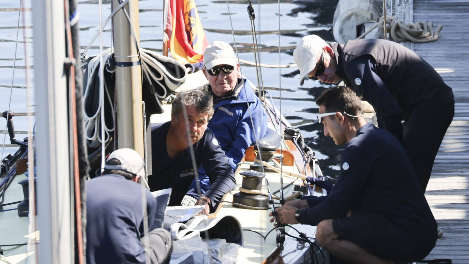 Las imágenes de la última escapada de Juan Carlos I y la infanta Elena para navegar en Sanxenxo: cercanía e invitados de lujo