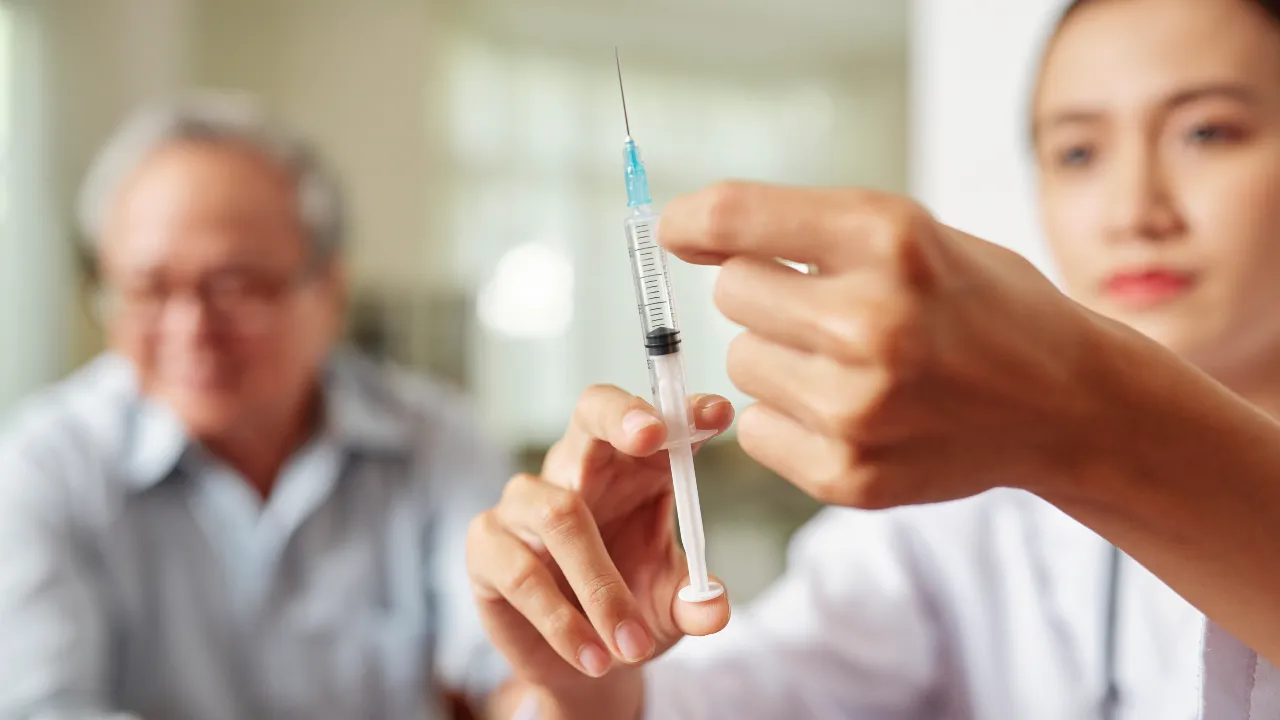 .ฉีดวัคซีนไข้หวัดใหญ่ฟรี 2568 สำหรับผู้ประกันตน ม.33 และ ม.39 อายุ 50 ปีขึ้นไป.