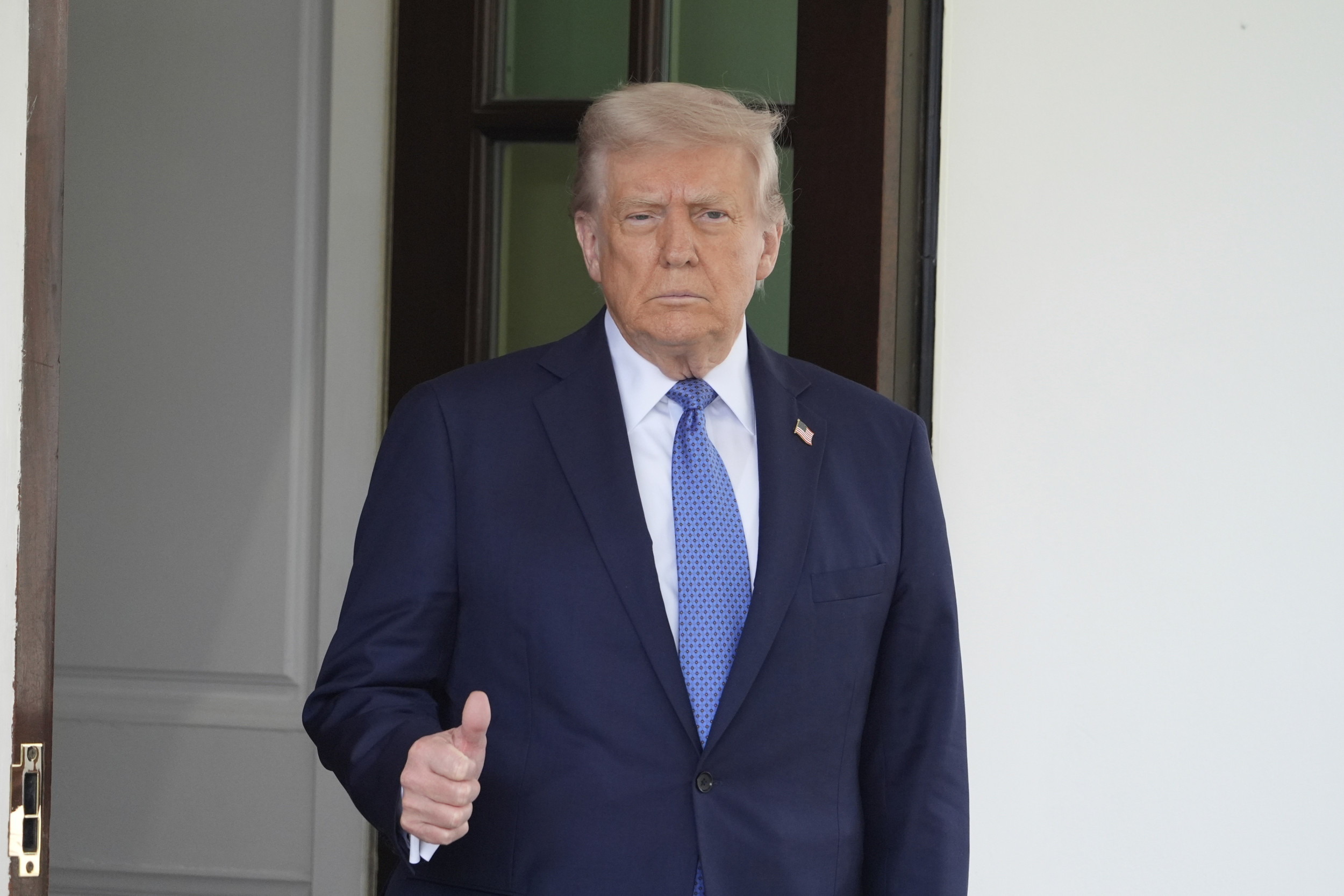 President Donald Trump walks out to greet Norwegian Prime Minister Jonas Gahr St¯re, upon his arrival at the White House, Thursday, April 24, 2025, in Washington. AP Photo/Alex Brandon