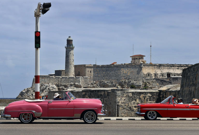Sol y playa sin turistas: el otrora motor de la economía cubana, en crisis
