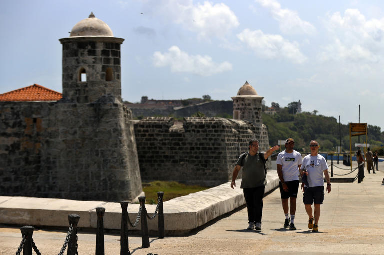 Sol y playa sin turistas: el otrora motor de la economía cubana, en crisis