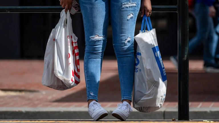 Una compradora lleva bolsas en San Francisco, California, el 15 de abril de 2025. - David Paul Morris/Bloomberg/Getty Images