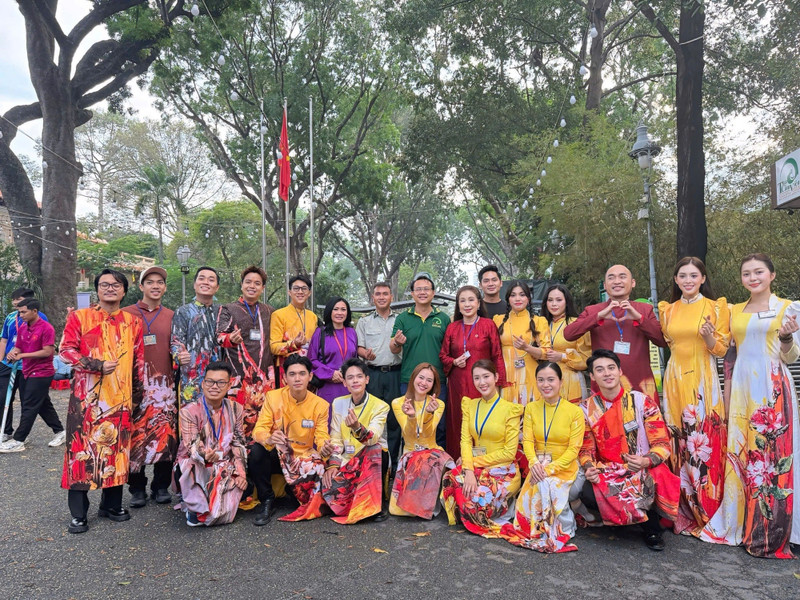 Dàn hoa hậu, nghệ sỹ xúc động khi tham gia lễ diễu hành đặc biệt của đất nước