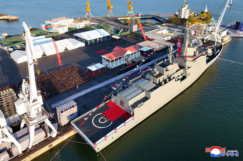 北朝鮮、5000トン級「新型多目的駆逐艦」進水式 金正恩氏出席 北朝鮮、5000トン級「新型多目的駆逐艦」進水式 金正恩氏出席