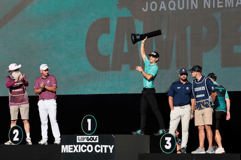 El chileno Joaquin Niemann (centro) celebra tras ganar el torneo LIV Golf de la Ciudad de México, seguido del australiano Lucas Herbert (izquierda) y el estadounidense Bryson DeChambeau, quienes empataron en el segundo lugar.