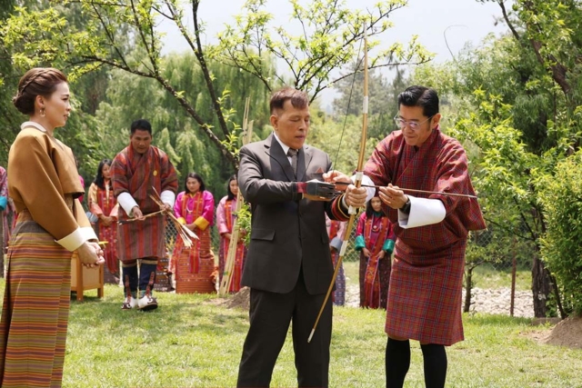 ในหลวง-พระราชินี ทรงร่วมยิงธนู โดยมีกษัตริย์จิกมี ถวายคำแนะนำ
