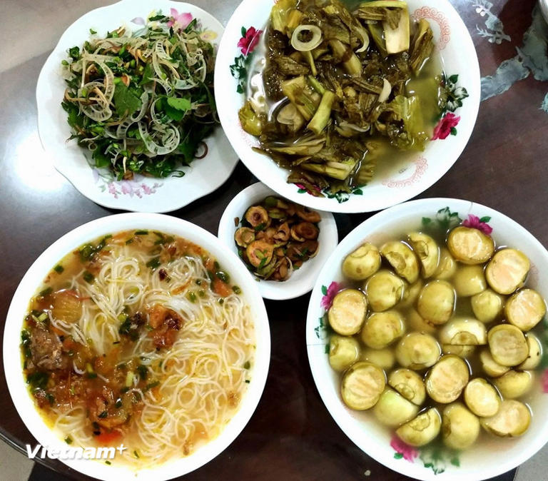 Dưa chua, cà muối có mặt thường xuyên trong bữa ăn của nhiều gia đình. (Ảnh: Vietnam+)