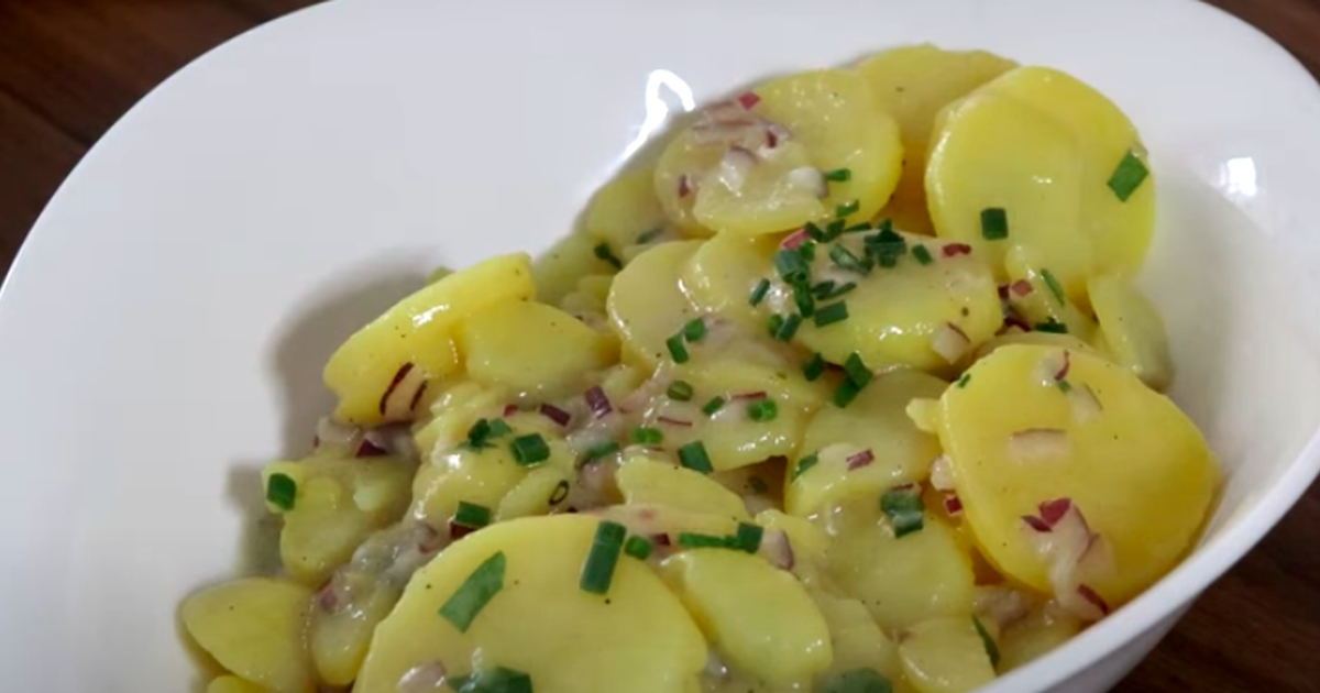 I Tyskland laver de kartoffelsalat på denne måde. Den smager meget ...