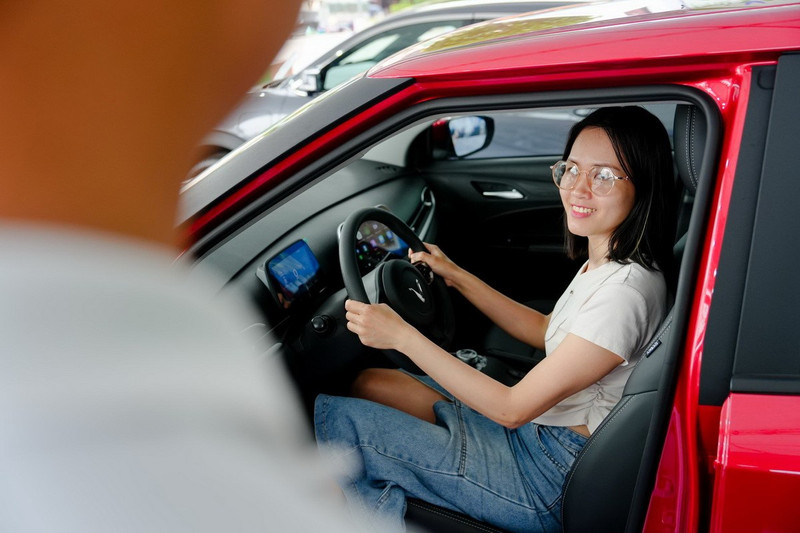 Người dân các tỉnh, thành thích dàn xe điện Việt diễu hành khắp phố phường