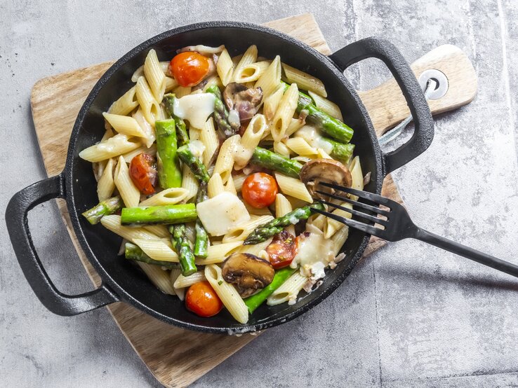 Spargel-Pasta-Pfanne mit Parmesan &amp; Pilzen: Liebstes Blitzrezept