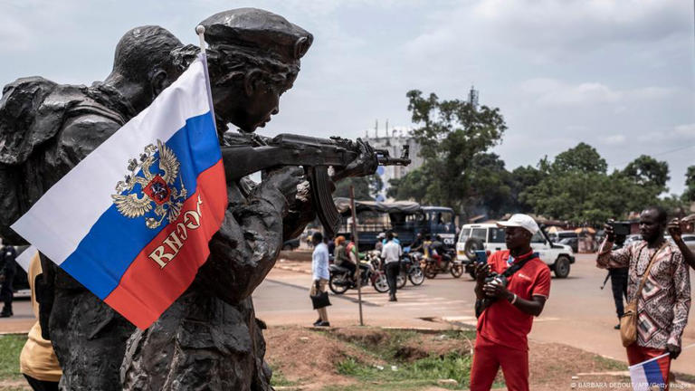 Un drapeau russe orné des armoiries de la Russie est accroché au monument dédié aux instructeurs russes à Bangui, lors d’une marche en soutien à la présence de la Russie et de la Chine en République centrafricaine.
