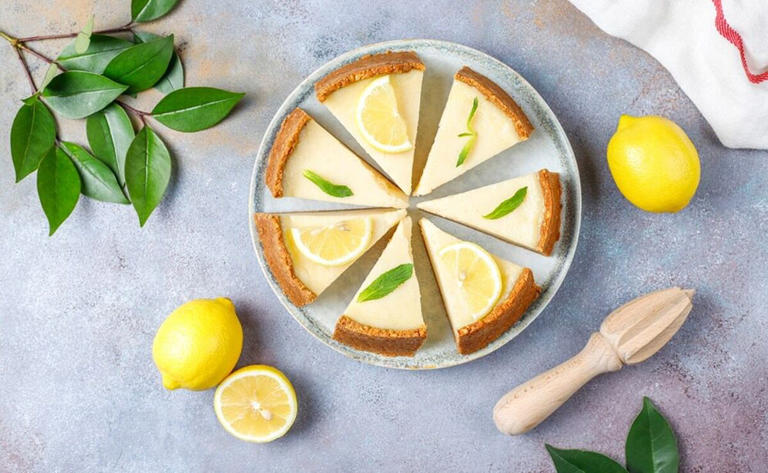 El pay de limón se debe cortar congelado. Foto: Freepik
