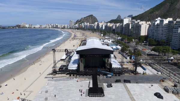 Fãs de Lady Gaga se concentram em frente a hotel em Copacabana