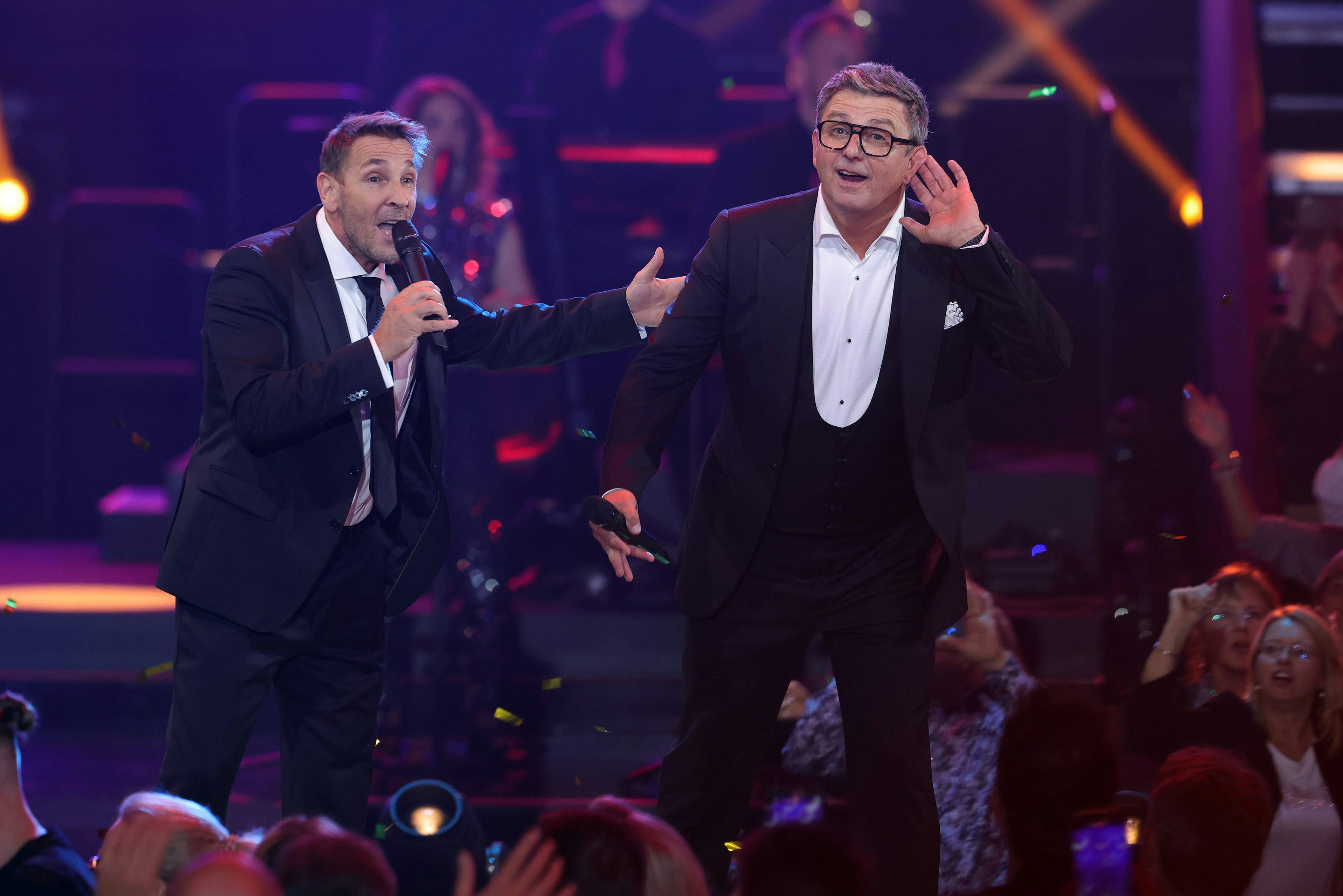 Bergdoktor-Stars gemeinsam auf der Bühne: Mark Keller (l.) und Hans Sigl bei einem gemeinsamen Auftritt am 9. November 2023.