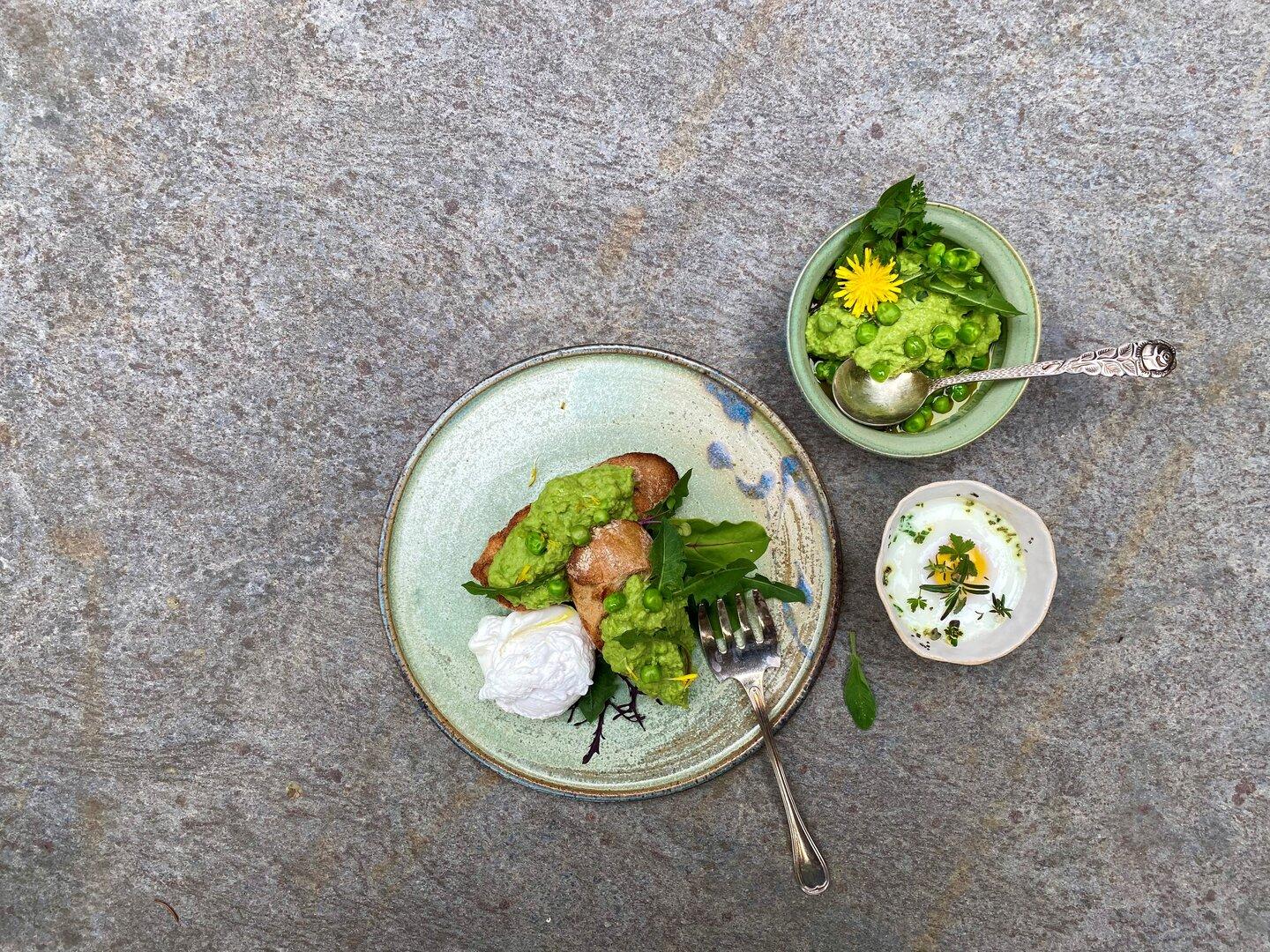 Crostini mit Erbsen-Löwenzahn-Creme und Kräuter-Ei