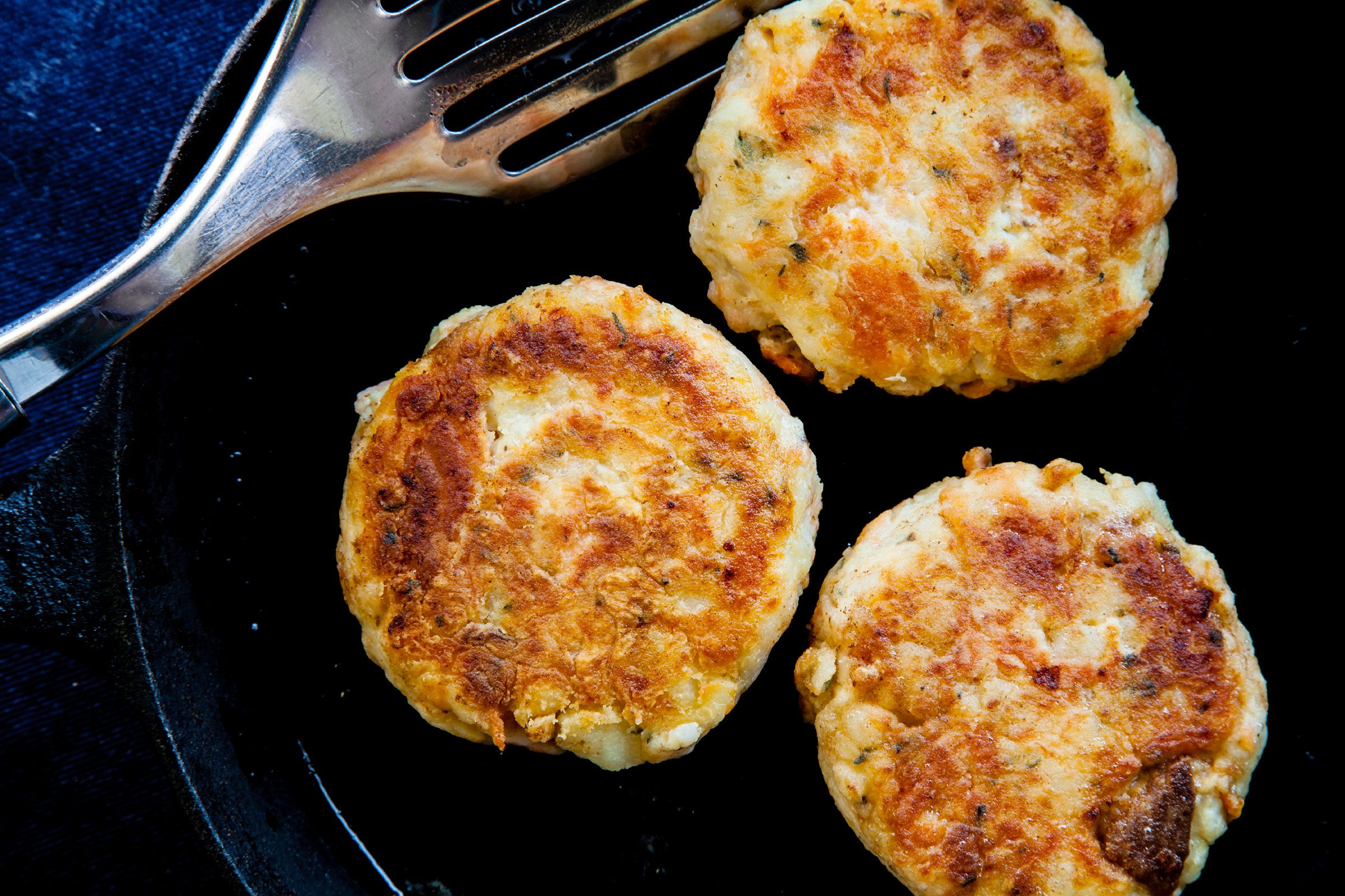 13 things you shouldnt eat at a restaurant crab cakes