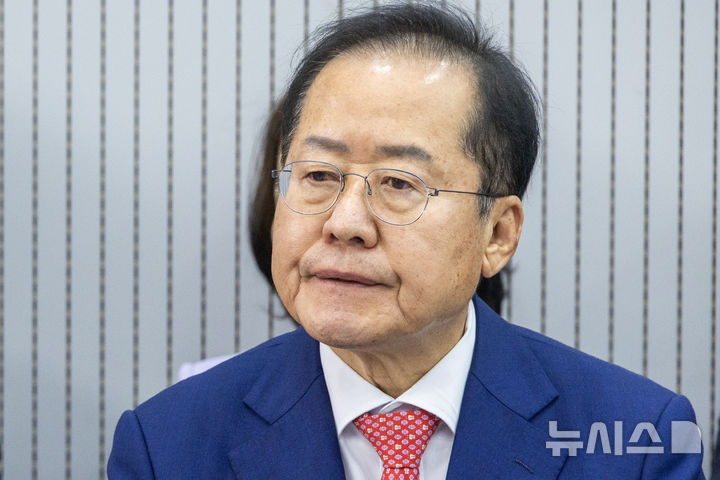 [서울=뉴시스] 국회사진기자단= 제21대 대통령후보자 국민의힘 3차 경선 진출자를 발표하는 29일 오후 서울 여의도 국민의힘 중앙당사에서 홍준표 후보가 결과를 기다리고 있다. 2025.04.29. photo@newsis.com 