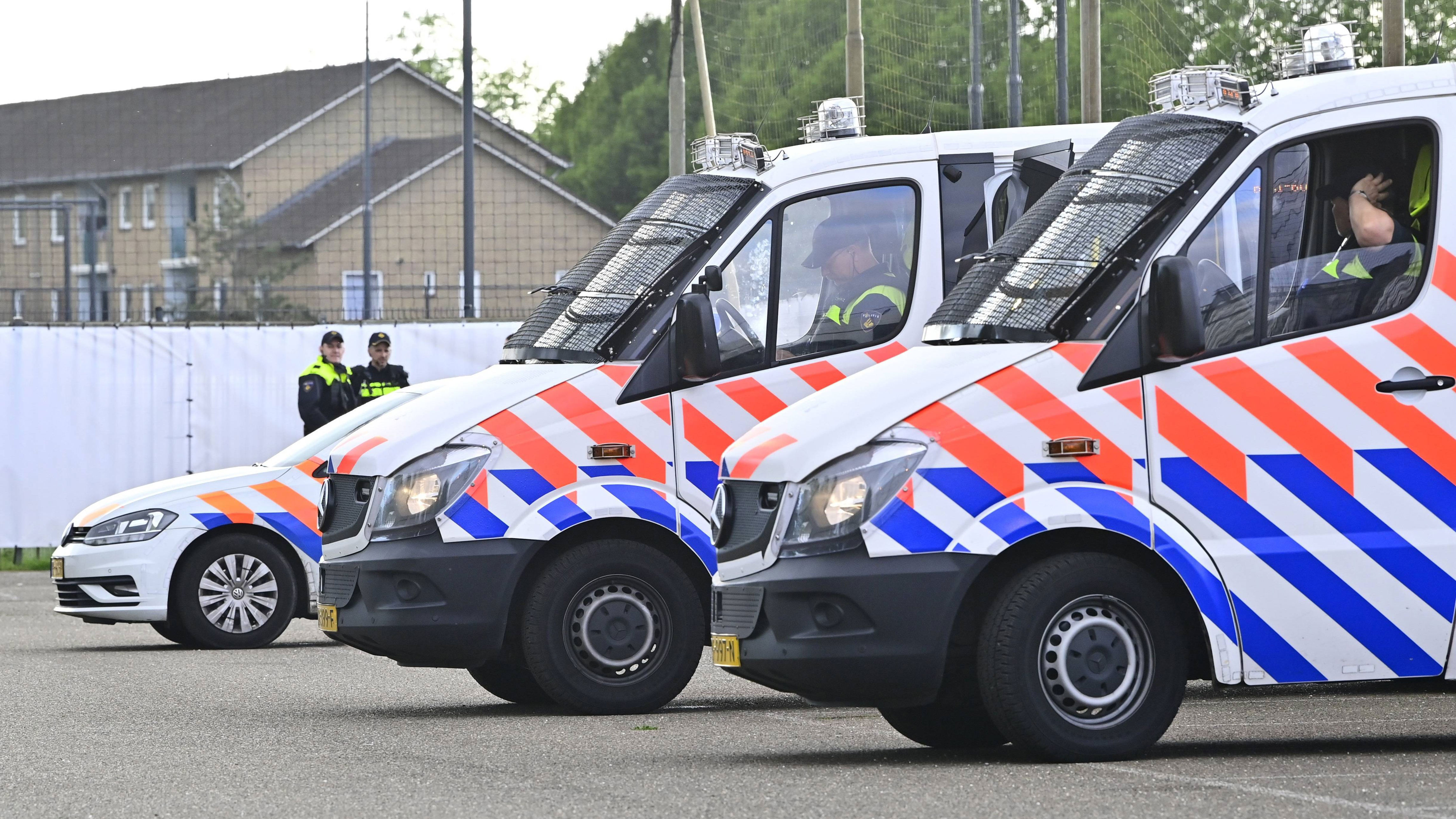 Politie verricht aanhoudingen rondom FC Twente - FC Utrecht