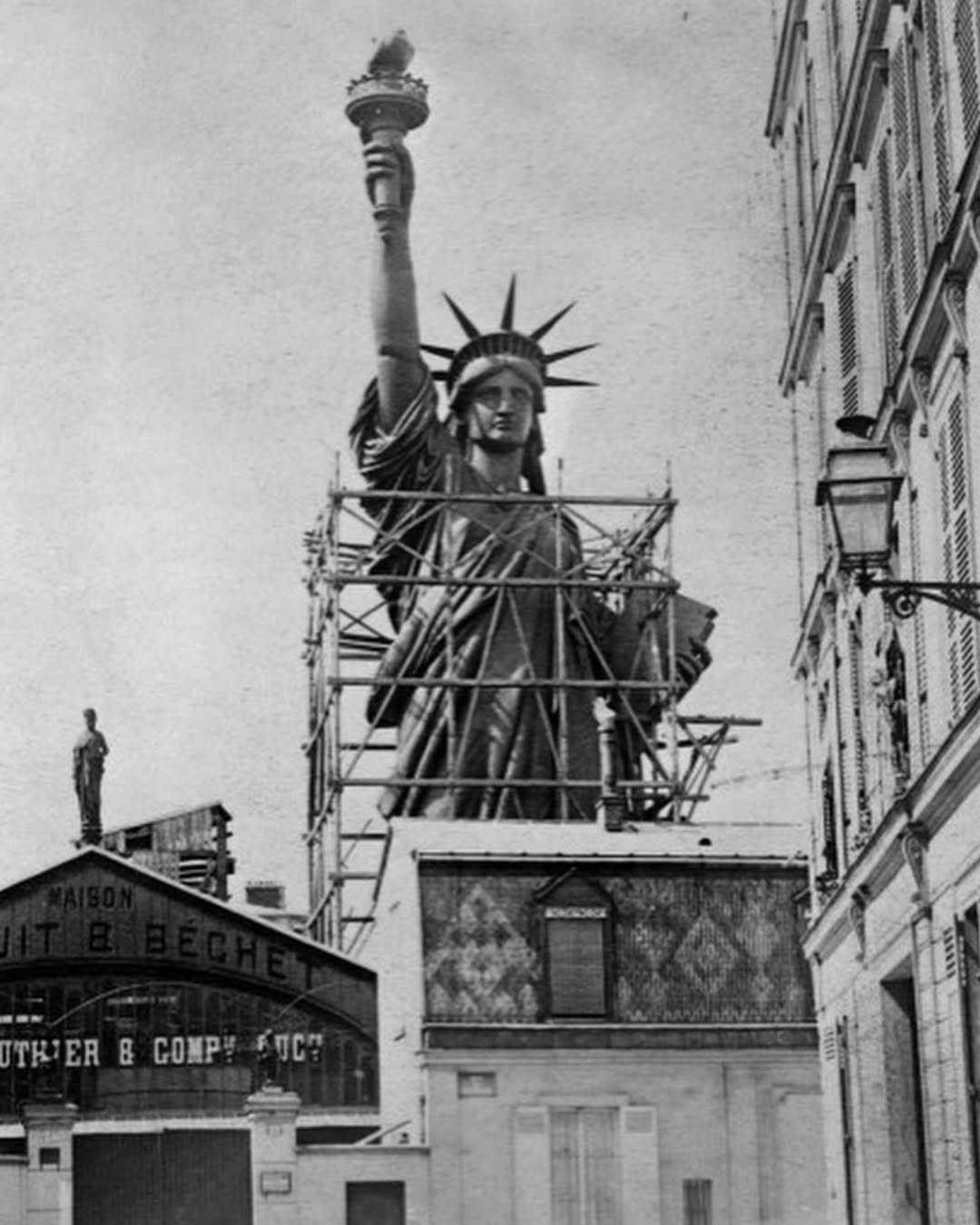 4.7 magnitude earthquake strikes near US city on volcano watch