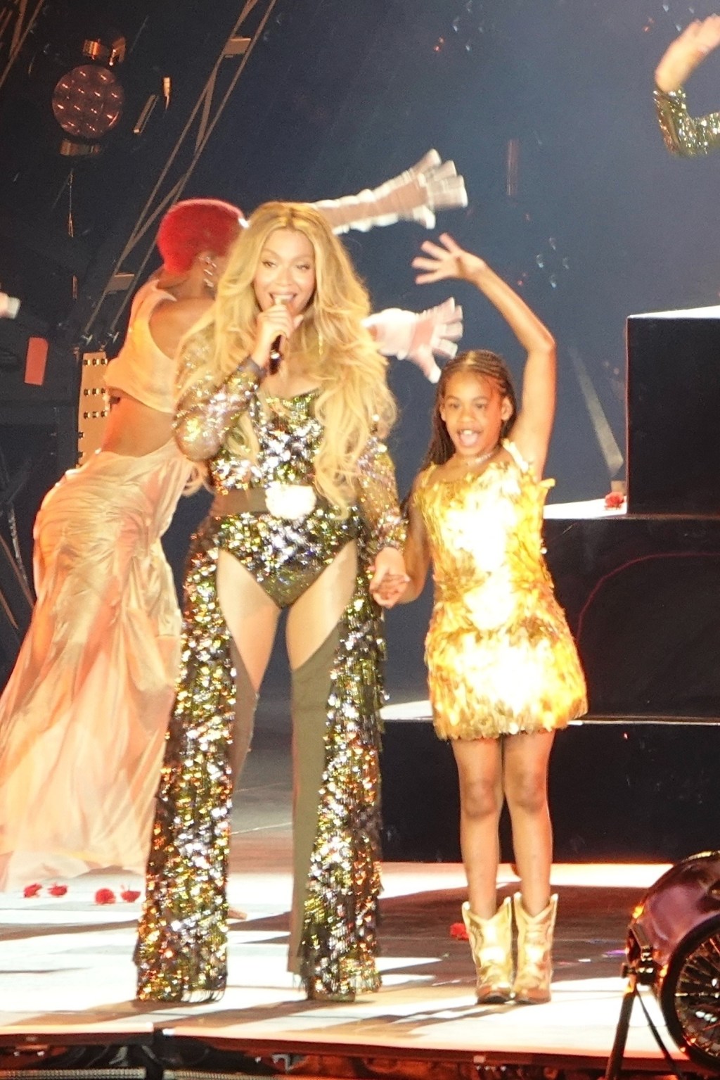 Beyoncé brings daughters Blue Ivy, 13, and Rumi, 7, onstage at first ...