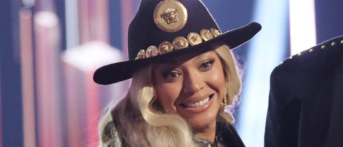 HOLLYWOOD, CALIFORNIA - APRIL 01: (L-R) Beyoncé accepts the Innovator Award from Stevie Wonder onstage during the 2024 iHeartRadio Music Awards at Dolby Theatre on April 01, 2024 in Hollywood, California. (Photo by Amy Sussman/Getty Images) ©(Photo by Amy Sussman/Getty Images)