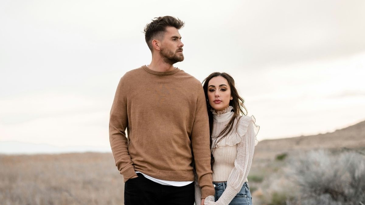 How a Man Acts When He Feels Insecure in a Relationship