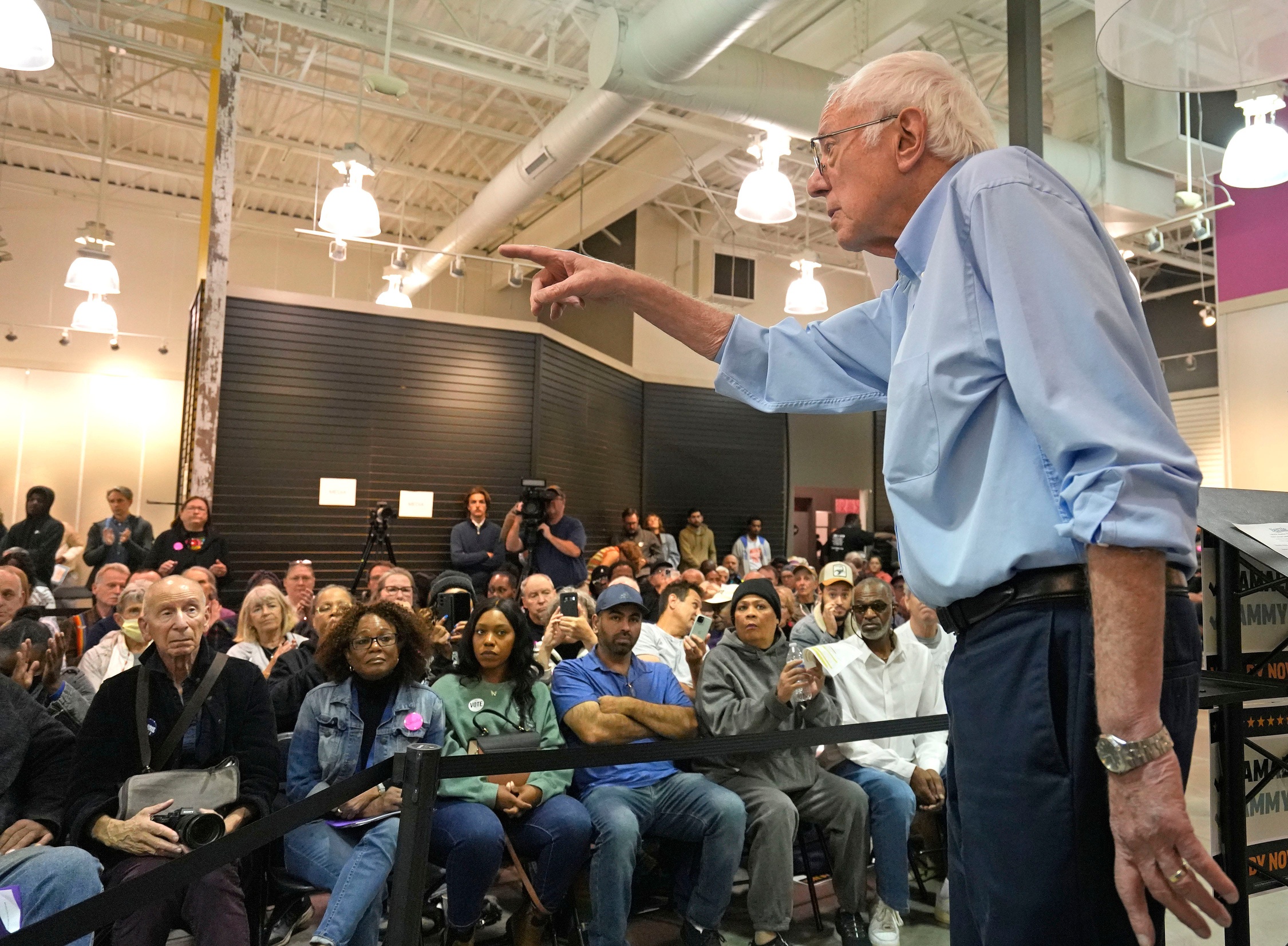 Massive crowds rally at anti-Trump tour: 'Grassroots'