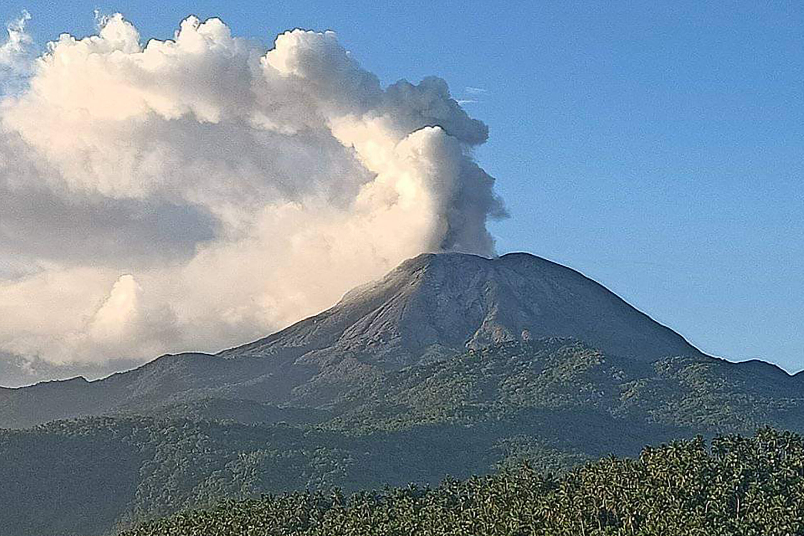 Over 200 residents evacuated as Mt. Bulusan erupts anew