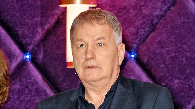 Thomas Rühmann aka Roland Heilmann aus „In aller Freundschaft“ schaut verdutzt in die Ferne