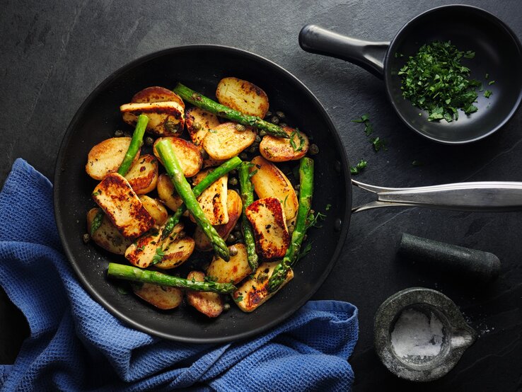 Spargel-Halloumi-Pfanne mit Kartoffeln: Liebling der Saison
