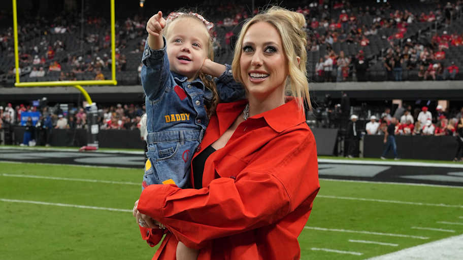 Brittany Mahomes gives daughter Sterling perfect 10 adorably dressing(02)