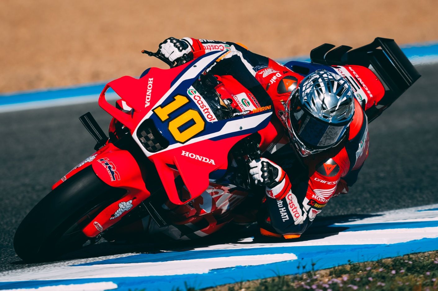 Luca Marini Coba Helm Baru AGV dengan Fitur Keren: Wingletnya Sekarang Tersedia!