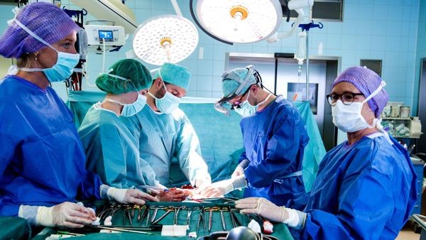 „Höllische Bauchschmerzen“ – warum eine OP die Ursache sein kann